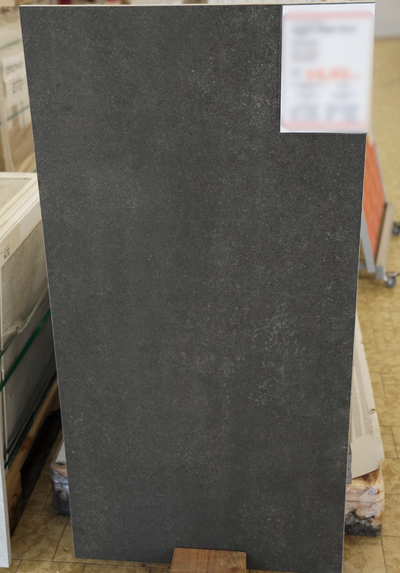 Bodenfliese Coverage dunkelgrau 30 x 60 cm – Textur